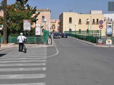 Il nostro punto di partenza � via Caduti della Nave Roma: l'ottocentesco ponte che permette l�attraversamento della gravina San Marco